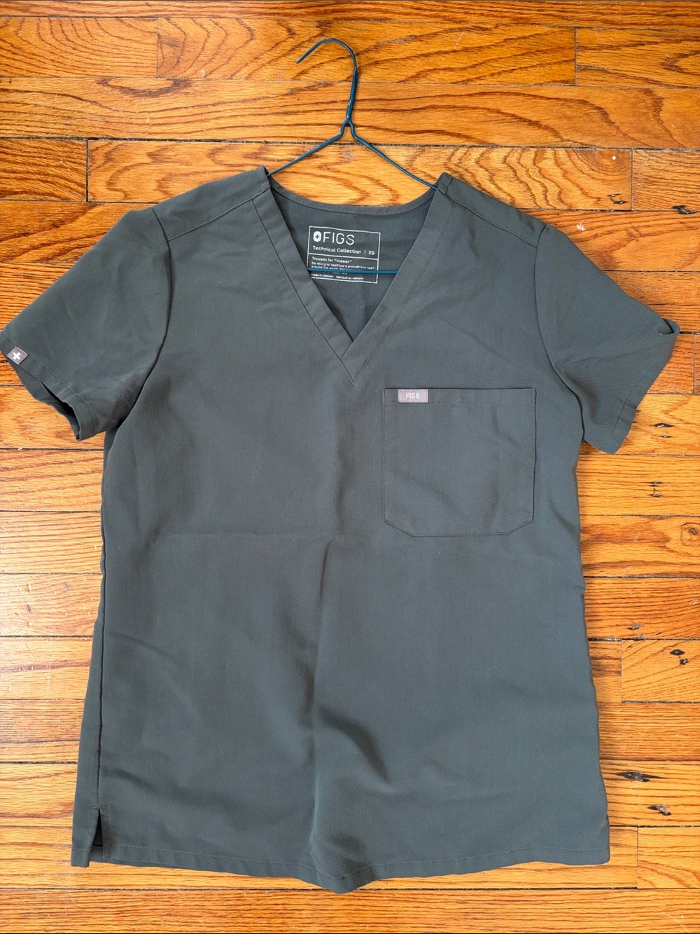 FIGS Bonsai Green Women's V-Neck Short Sleeve Scrub Top - Livingston - XS